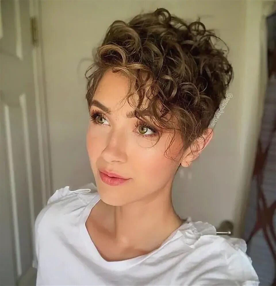 Прическа короткие кудрявые волосы фото Very stylish curly hair styles for 2020 (short & long hair cuts) Kısa saç, Saç, 