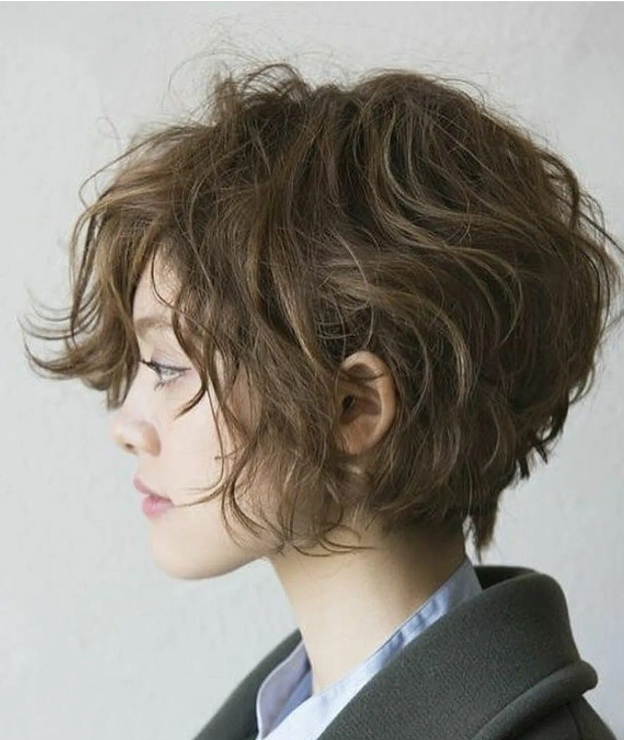 cabelo bagunçado ousado-messy hair #shortcurlypixie Short hair waves, Short curl