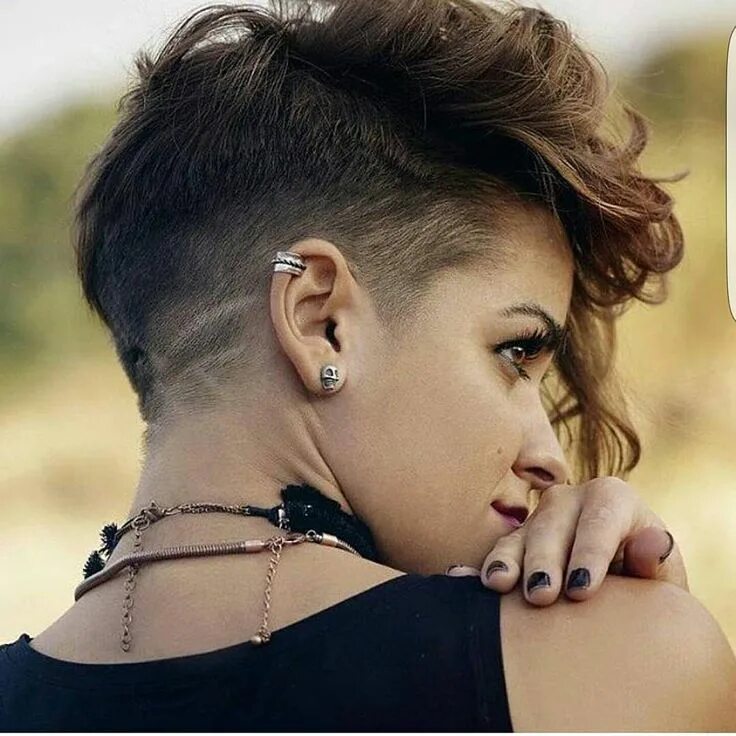 Прическа короткие волосы с выбритыми висками Pin on hair inspo Thick hair styles, Trendy short haircuts, Beautiful hair color