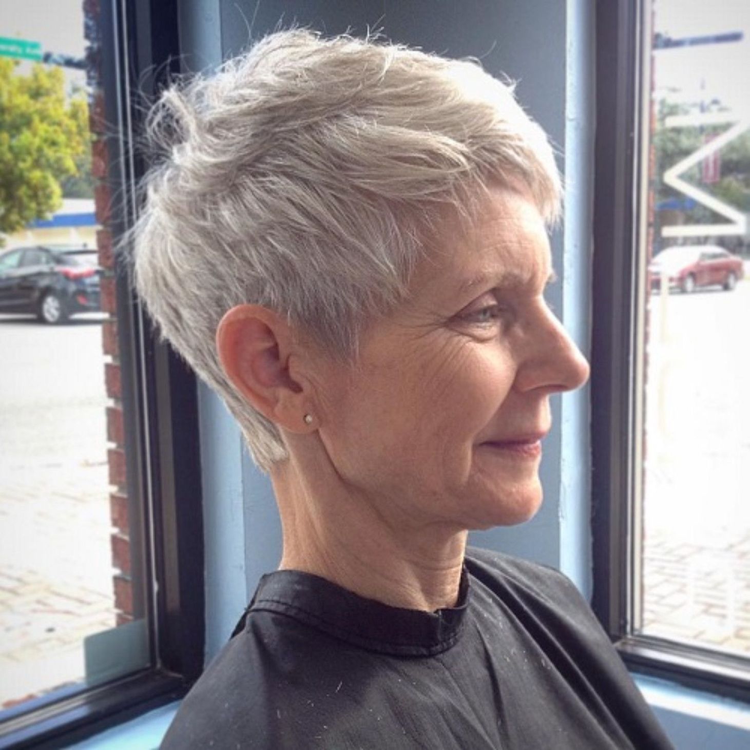 Прическа коротких волос для пожилых Older Women's Gray Pixie Hairstyle Best short haircuts, Thick hair styles, Older