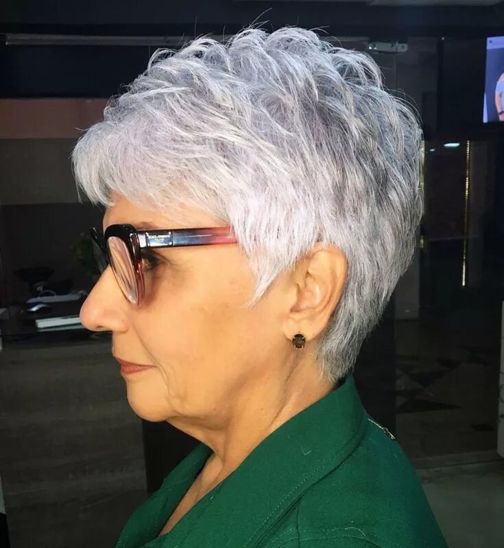 Прическа коротких волос для пожилых Feathered Silver Pixie Hairstyle Haarschnitt kurz, Haarschnitt, Kurzhaarschnitte