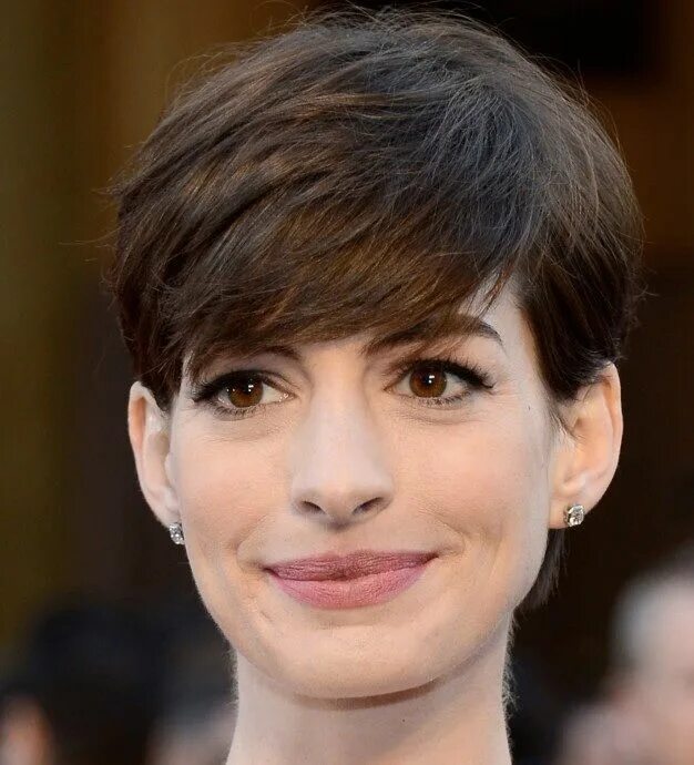 Прическа короткий гарсон Anne Hathaway Formato