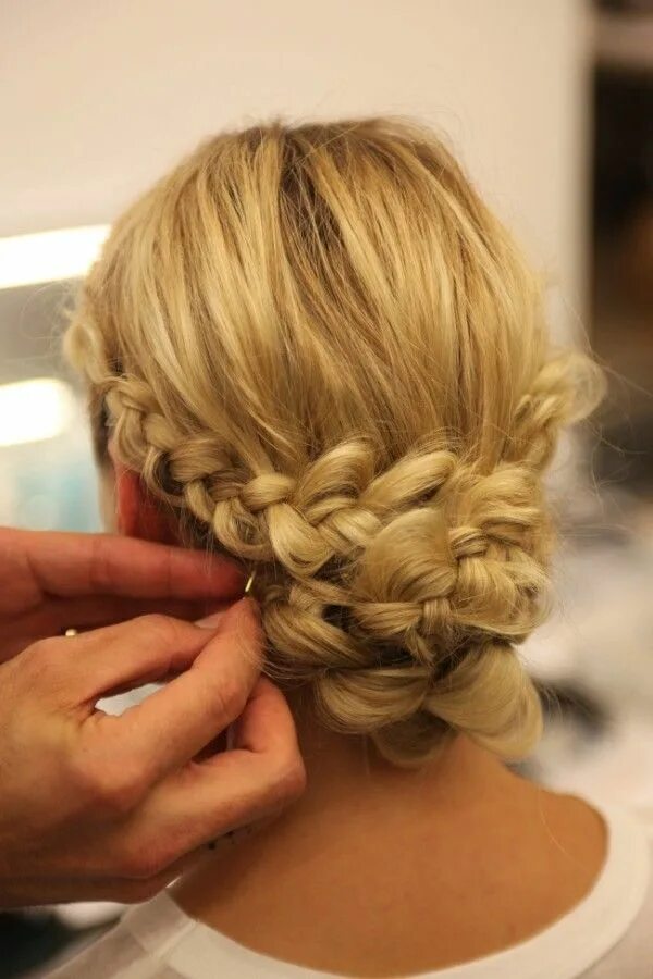 Прическа корзинка acconciature sposa treccia francese - Cerca con Google Braided chignon, Hair sty