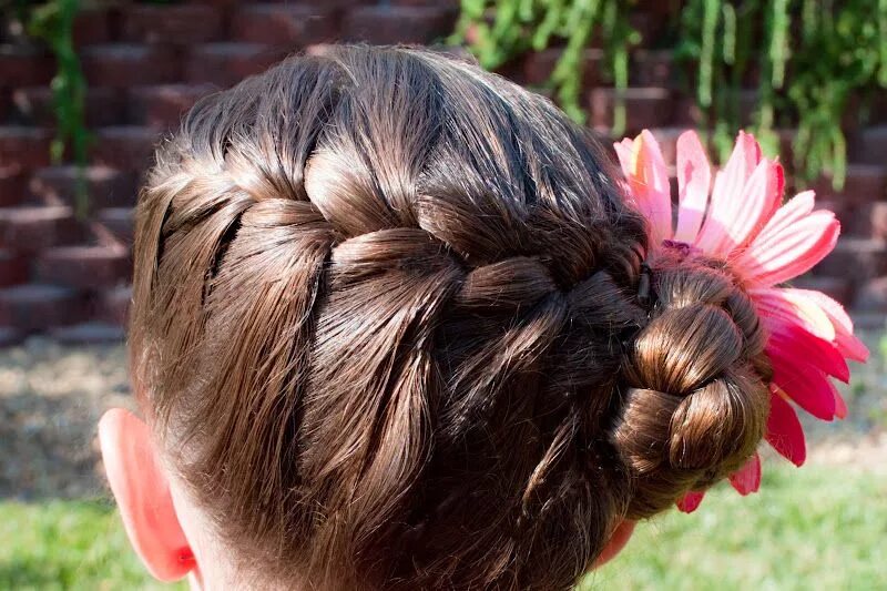 Прическа корзинкой фото Princess Piggies: Side Braid Bun Side braid with bun, Braided bun, Little girl h