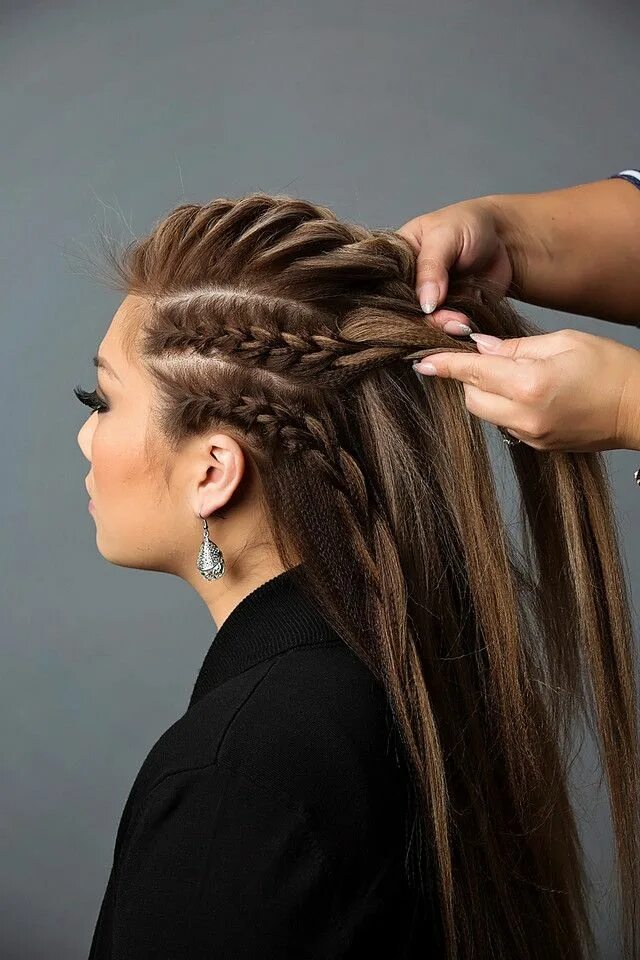 Прическа косички на длинные волосы фото Day to Night Hairstyle Mohawk Braid into Fishtail Bun Side braid hairstyles, Nig