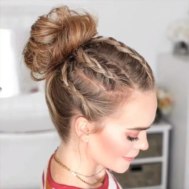 Прическа косички на средние волосы фото The Best Hair Braid Styles - FashionActivation Video Video Braided bun hairstyle