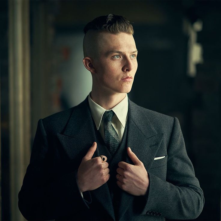 Прическа козырек Peaky Blinders on Instagram: "The brilliant @porvata as youngest Shelby brother,