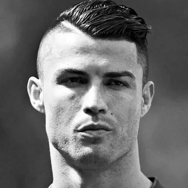 Прическа криштиану роналду в молодые годы Já viu a extensa lista de cortes do Cristiano Ronaldo? Vulgo CR7. Os cortes deca