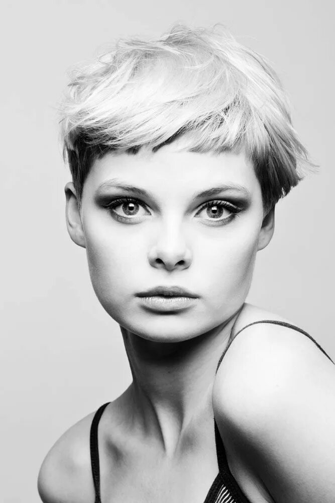 Прическа кроп женская с челкой Pin su Short Hair Capelli, Capelli corti con frangia, Taglio a scodella