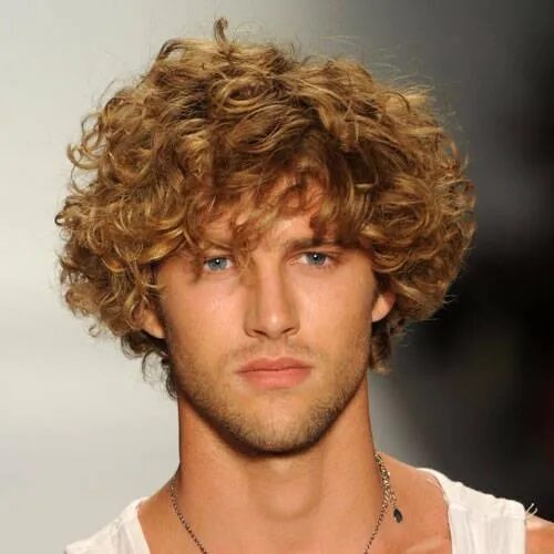 Прическа кучеряшки мужская Pin by Paulina Castañeda Herrada on Looks great Man Medium length curly hair, Ha