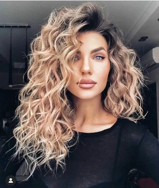 Прическа кудри 2024 New hairstyles that make you look younger Medium hair styles, Medium curly hair 