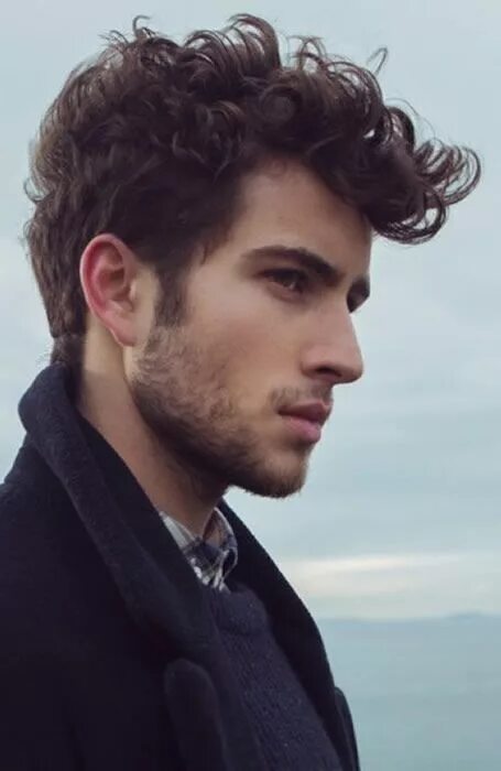 Прическа кудри мужская средняя Men's Hairstyles Curly quiff. Photo: Patrons. #menshairstyles #menshair #quiff #