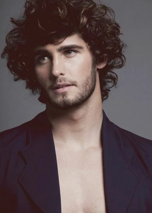 Messy Long Hairstyle For Men 2020 Wavy hair men, Male haircuts curly, Curly hair