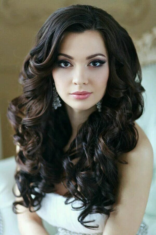 Прическа кудри на длинные волосы без челки Beautiful Bride with Long Dark Hair and Blue Eyes