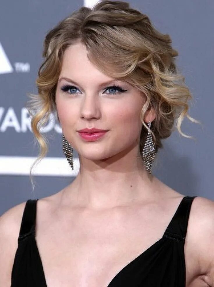 Прическа кудри на короткие Taylor Swift Long hair styles, Short wavy hair, Short hair updo