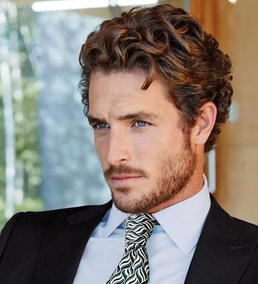 Прическа кудри на средние мужские Handsome Henry Groom hair styles, Men's curly hairstyles, Curly hair men