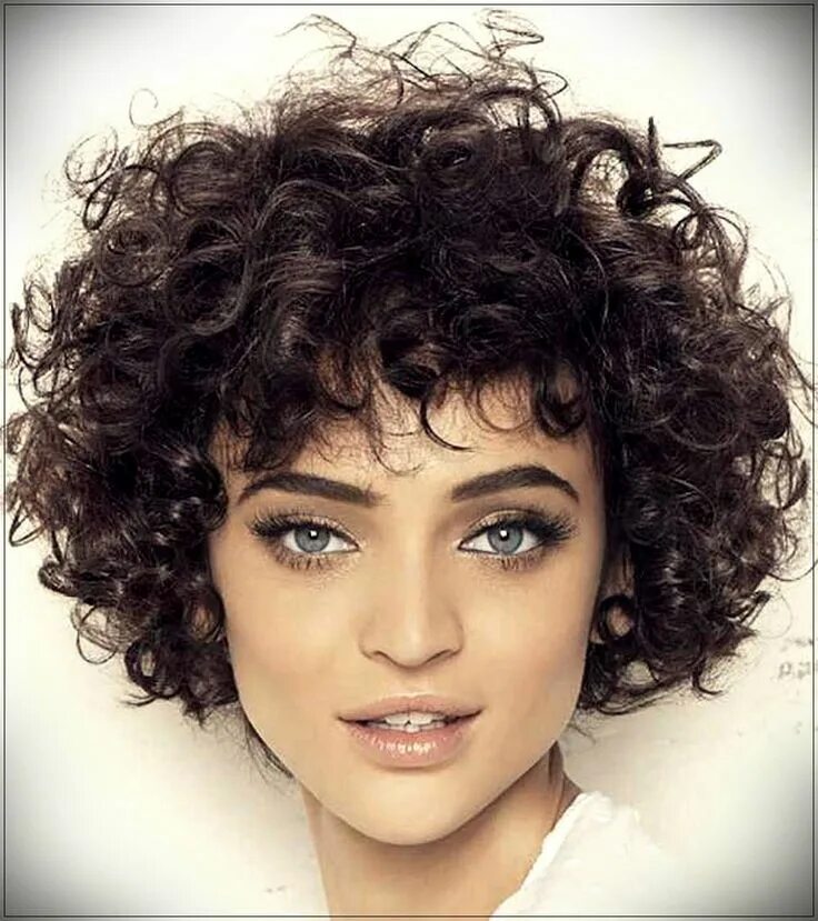 Прическа кудряшки на короткие волосы Short haircuts more beautiful than ever: 50 images Short curly hair, Thick frizz