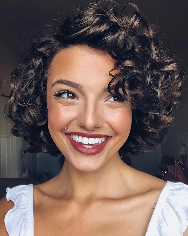 Прическа кудряшки на короткие волосы Emmaline on Instagram: "A lot of people ask about my curls (what products I use,