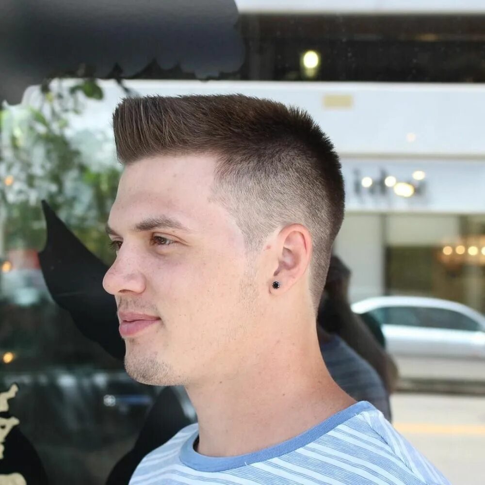 Прическа квадрат einfache flat top frisur mit undercut und moderner struktur Flat top haircut, Ha