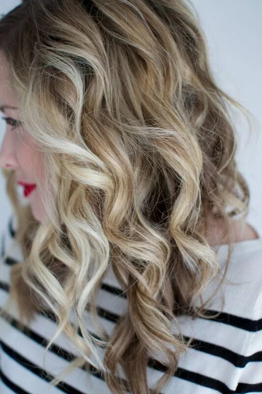 Прическа легкие локоны на средние волосы Flirty Curls (The Small Things Blog) Long hair styles, Curls for long hair, Hair