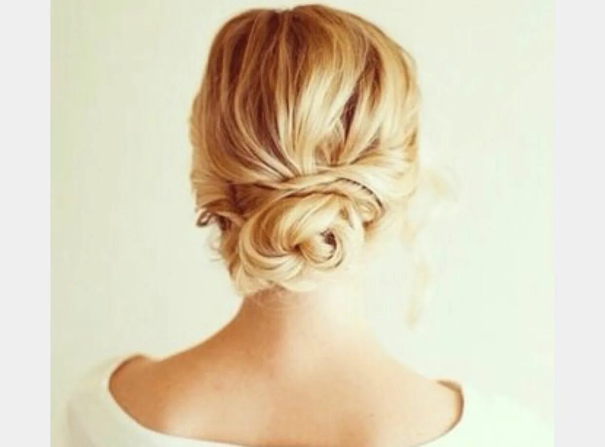 Прическа легкий пучок на средние волосы Pin by Kate Hayes on Hair and Makeup! Bridesmaid hair, Loose hairstyles, Bridesm