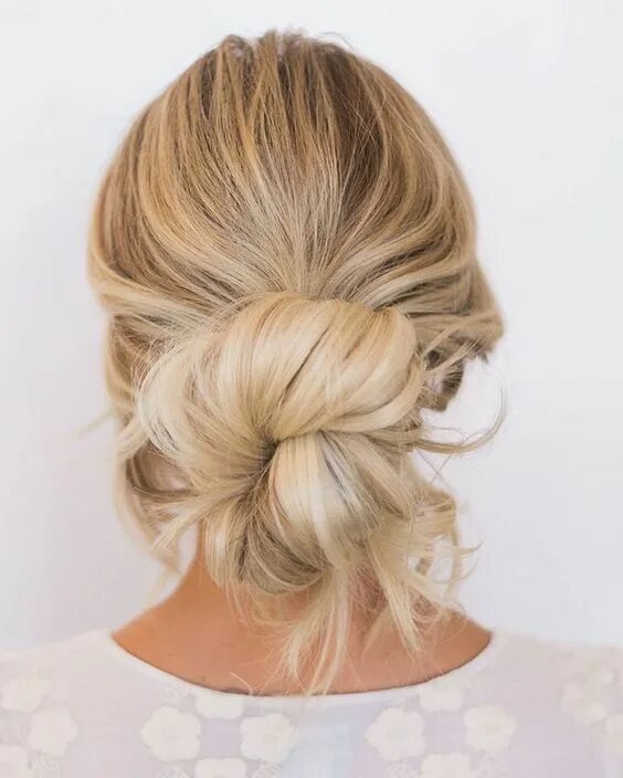 Прическа легкий пучок на средние волосы A New Dose of Messy Bun Hair Inspiration Sand Sun & Messy Buns Long hair styles,