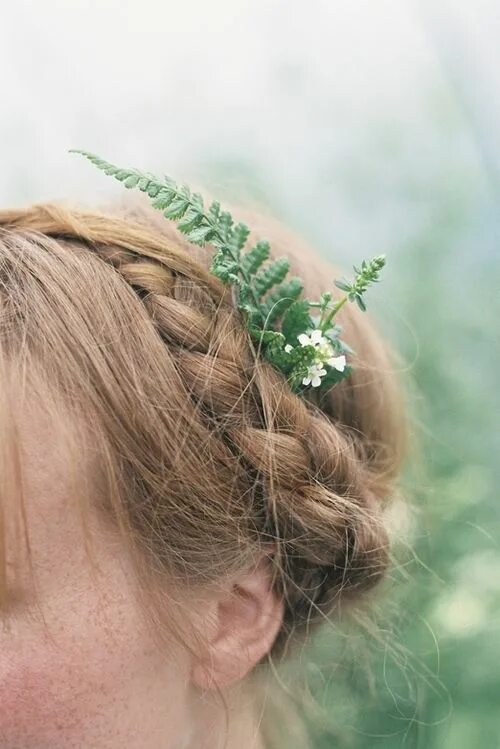 Прическа лес MonMonMori Flowers in hair, Natural wedding hairstyles, Wedding hair flowers