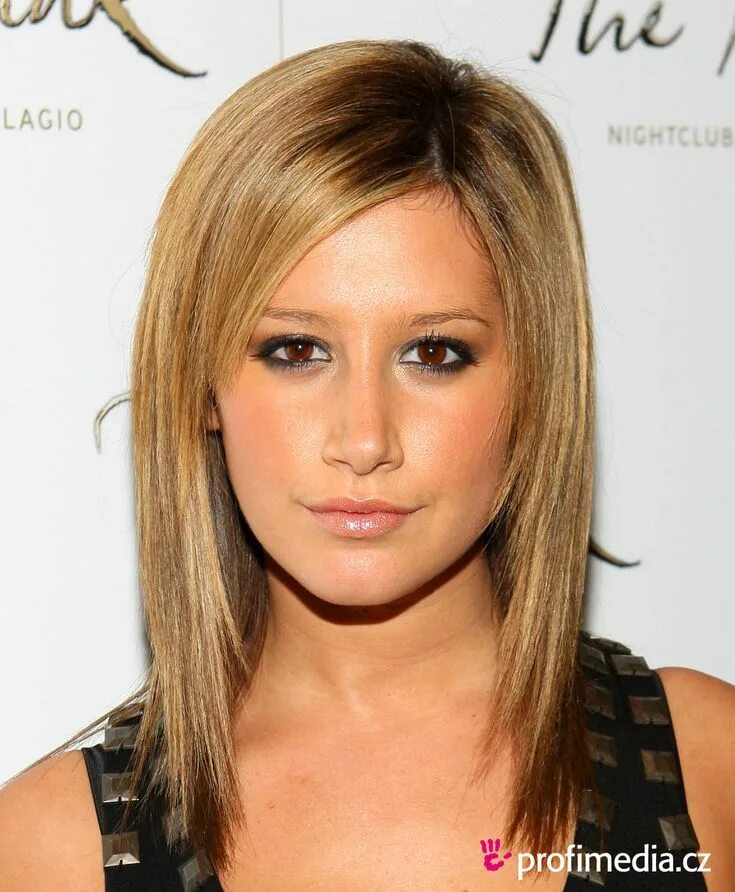 Прическа лесенка на среднюю длину ashley tisdale haircut - Google Images Medium straight haircut, Straight hair cu