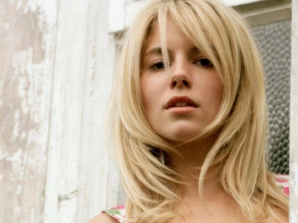 Прическа лестница фото Remember Sienna Miller? She’s Back! Hair styles, Dark blonde hair color, Long ha