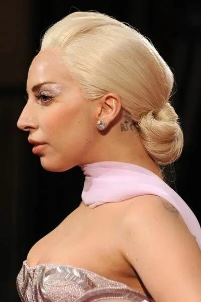 Прическа лоб Lady gaga nose, Lady gaga face, Oscar hairstyles