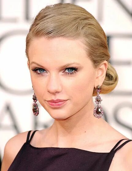 Прическа лоб фото Red Carpet Hairstyles We Love Us Weekly Cabelo da taylor swift, Cabelos estiloso