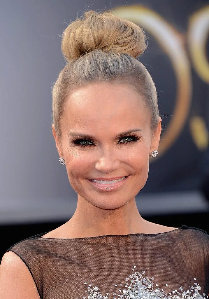 Прическа лоб фото Kristin Chenoweth in Simon G Jewelry Oscar hairstyles, Hair beauty, Hair makeup