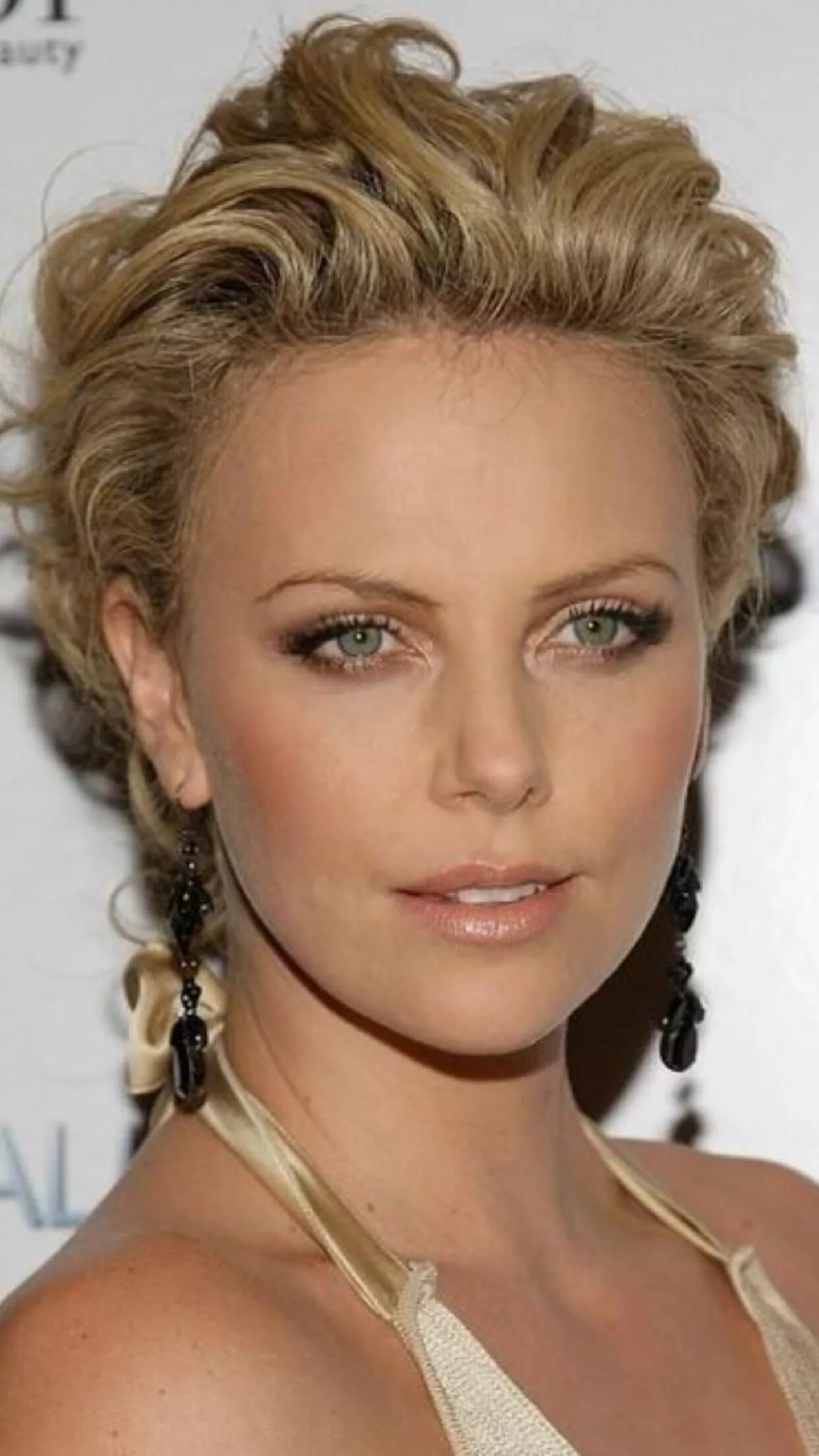 Прическа лоб фото Charlize Theron Cortes de pelo, Belleza mujer, Peinados