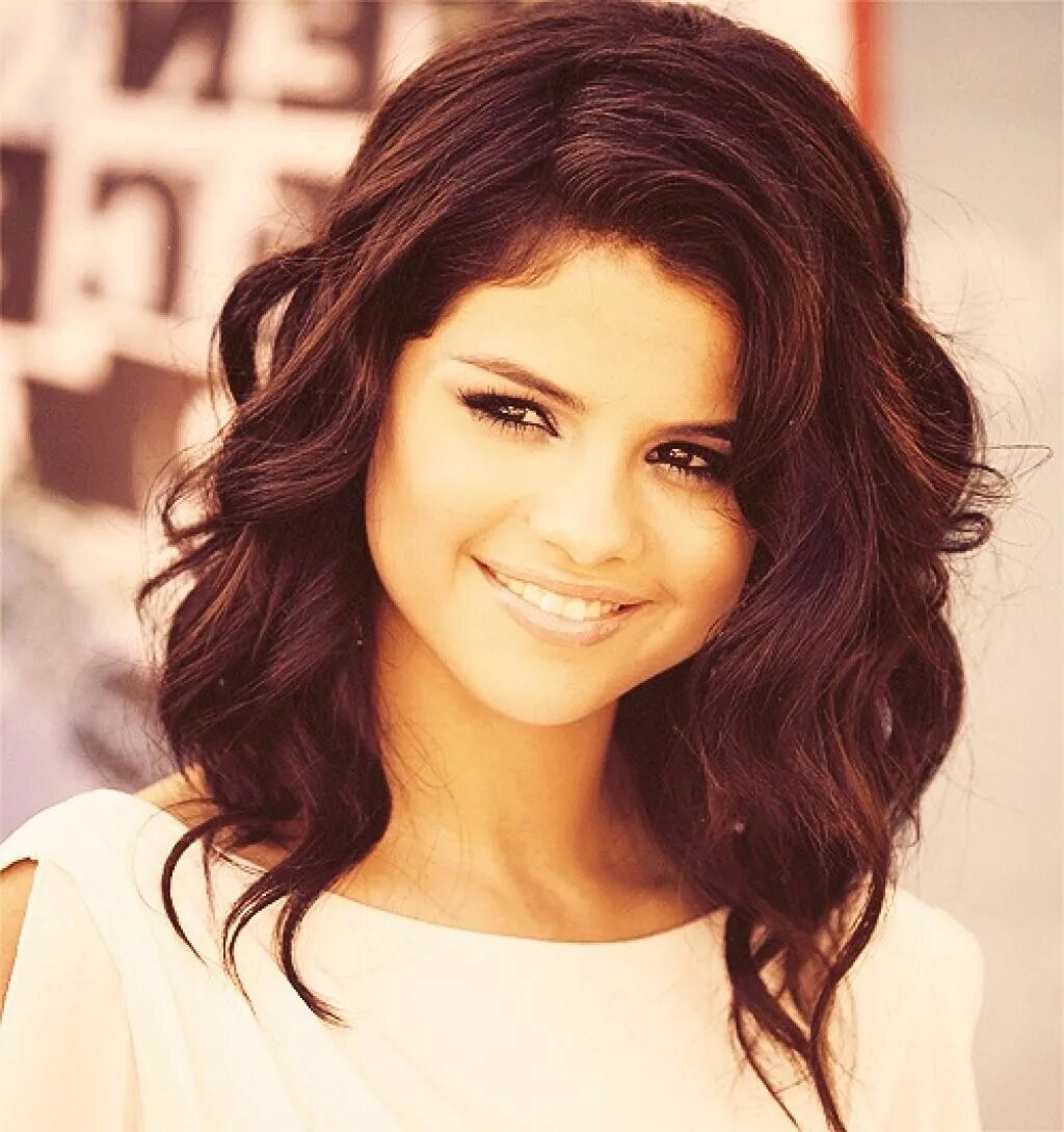 Прическа локоны на средние без челки Selena Gomez Medium wavy hair style Cut my hair, Hair, Prom hairstyles for short