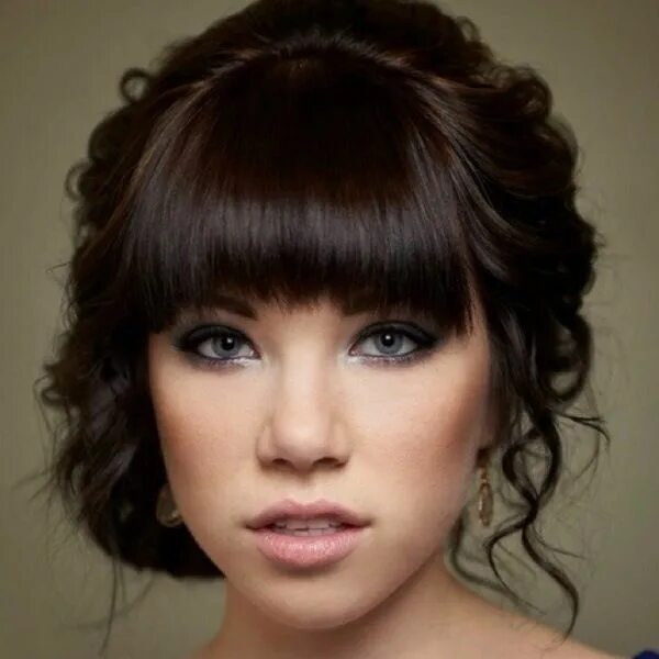 Прическа локоны на средние с челкой Carly Rae Jepsen Bridesmaid hair, Long hair styles, Hairstyles with bangs