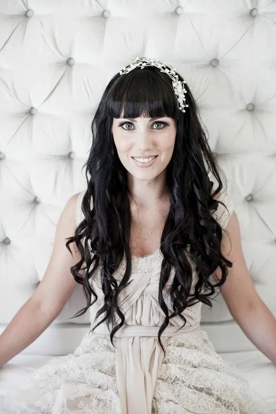 Прическа локоны с челкой фото keeping hair long and wavy // photo by Lizelle Lotter Vintage wedding hair, Wedd