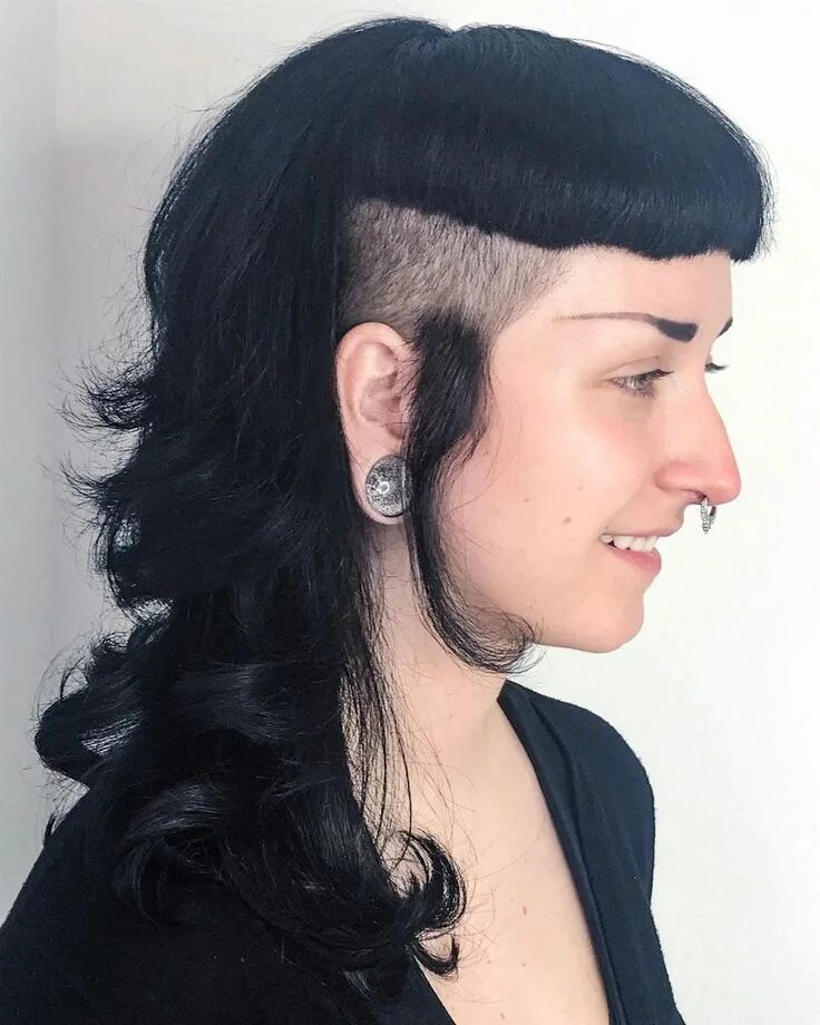 Прическа малет 2024 woman with mullet haircut / long mullet hair with shaved sides, earlocks and sho