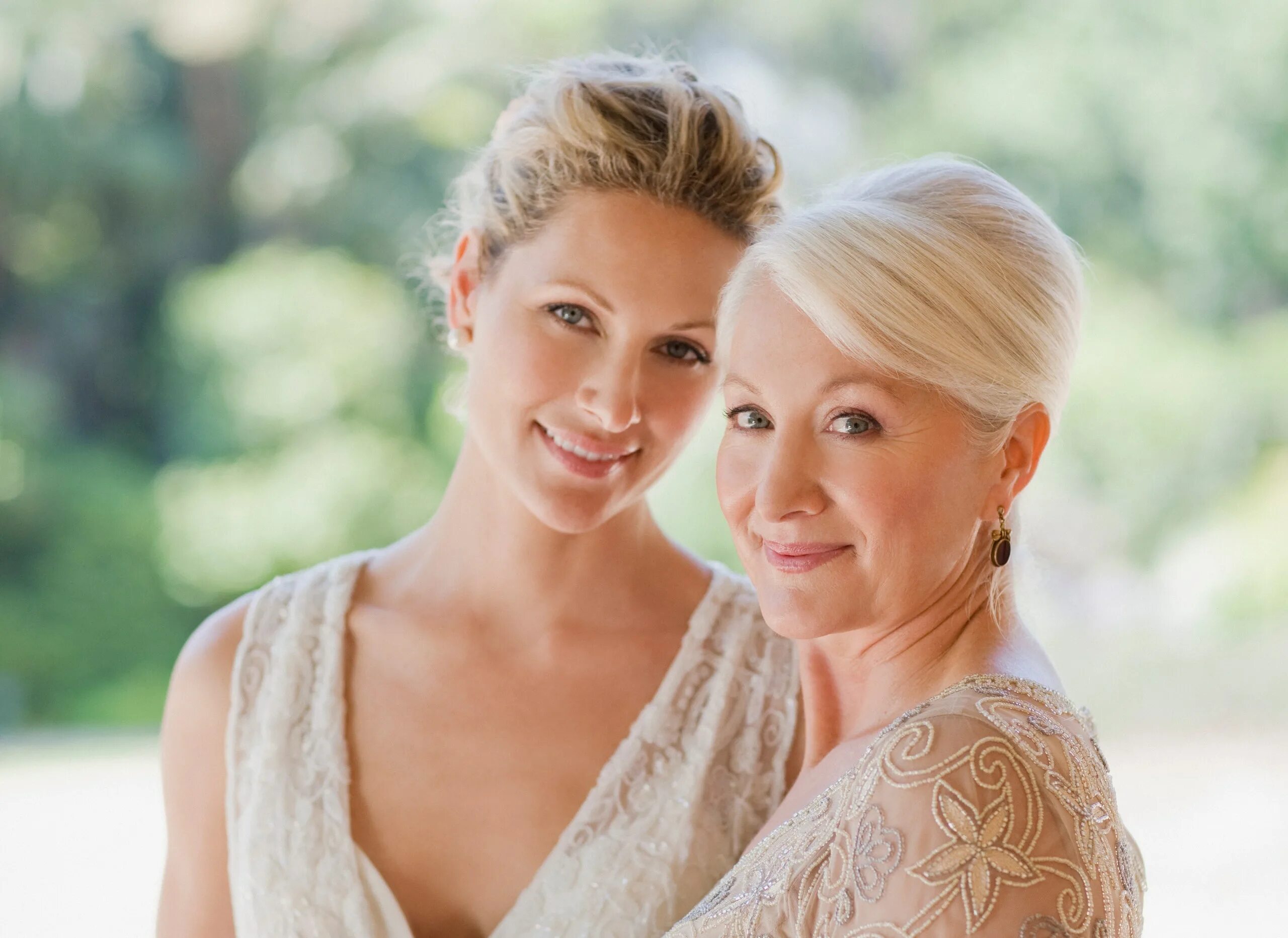 Прическа маме жениха фото The Pros and Cons of Making Mom Your Matron of Honor Glamour