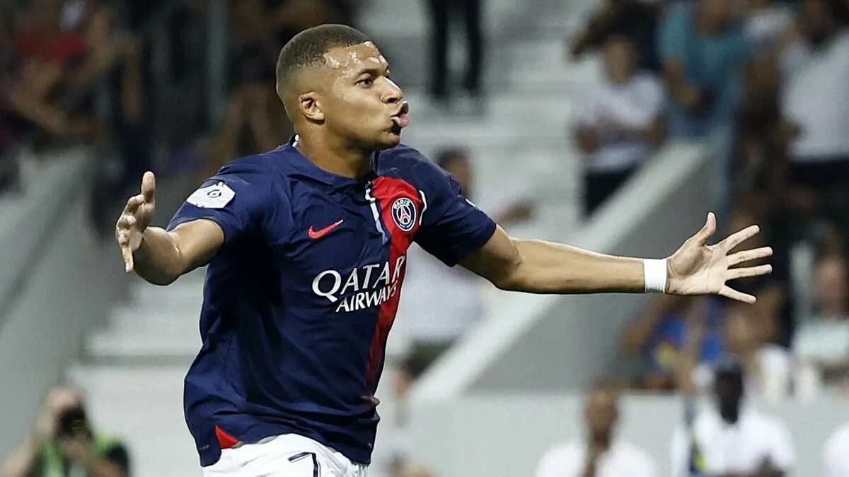 Прическа мбаппе 2024 PSG star Kylian Mbappe yells 'I am staying here' after scoring on his return to 