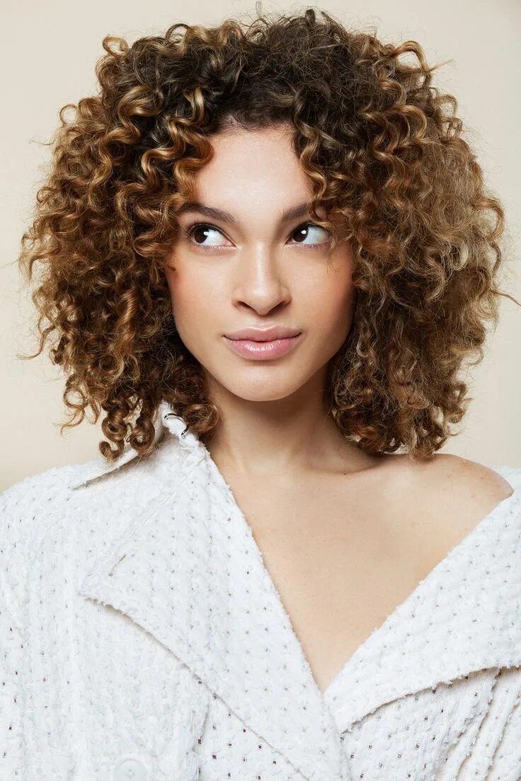 Прическа мелкие кудри на средние 3 Chic & Easy Styles For Girls With Curls Pelo rizado corto, Cabello rizado natu