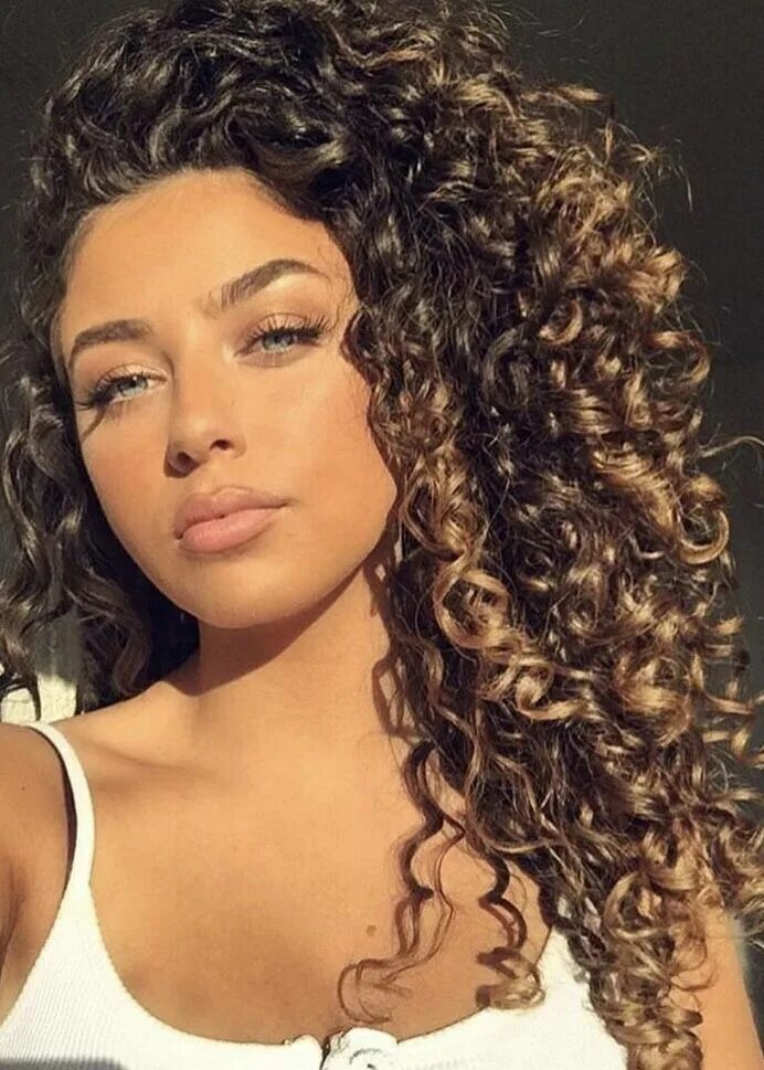 Прическа мелкие кудри на средние Golden girl, golden curls Colored curly hair, Curly hair styles, Curly hair styl