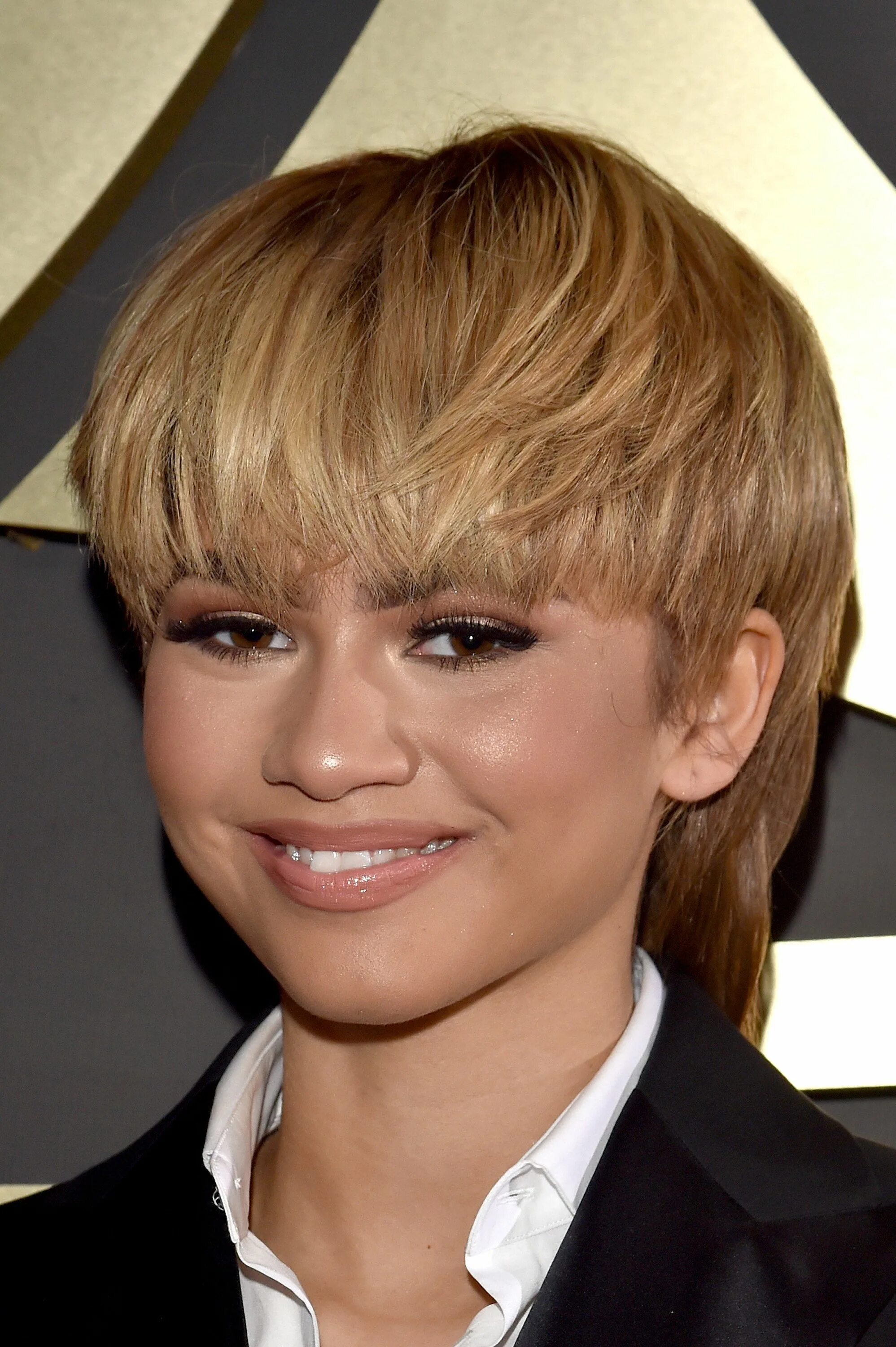 Прическа милетт женская How Do You Feel About Zendaya's Mullet Hairstyle at the Grammys? Zendaya hair, M