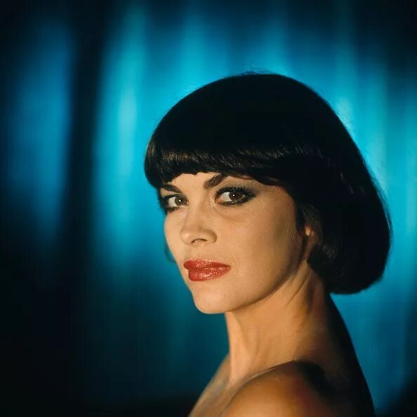 Прическа мирей матье фото Mireille Mathieu Pictures and Photos Getty Images Mushroom hair, Singer, Pageboy