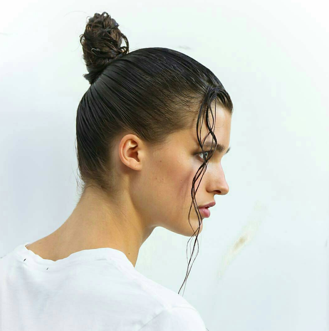 Прическа мокрые волосы Thakoon's Wet Bun is Our Fall Hairspo Hairspo, Thick hair styles, Yarok