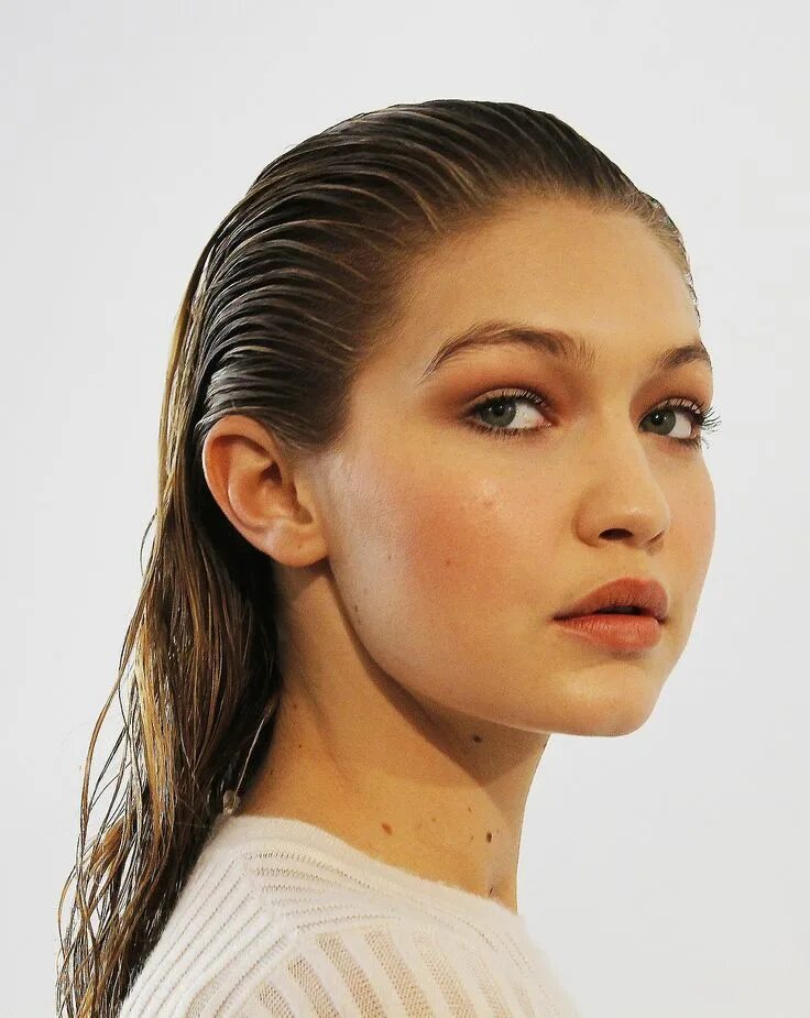 Прическа мокрые волосы Gigi Hadid // The Supermodel Wet look hair, Hair styles, Gigi hadid