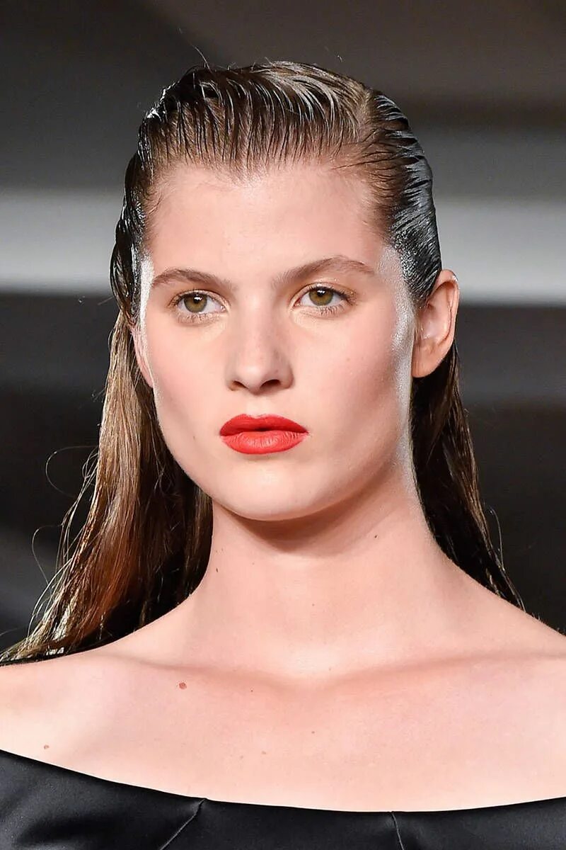 Прическа мокрые волосы The Top Hair and Makeup Trends From New York Fashion Week Slick hairstyles, Runw