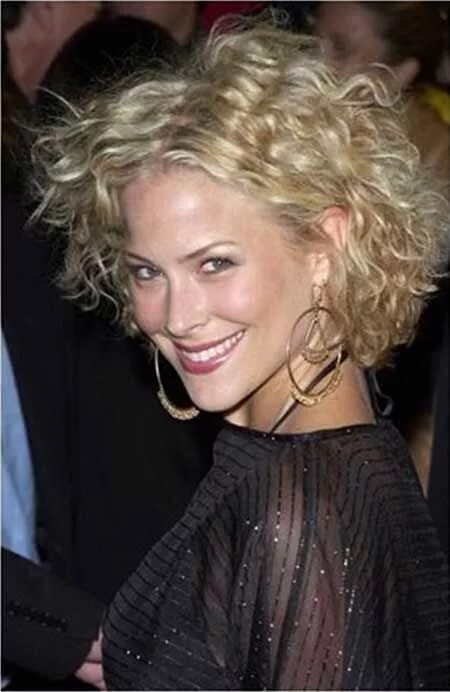 Прическа мокрый эффект на каре 20 Short Curly Blonde Hairstyles Curly hair styles, Short blonde curly hair, Sho