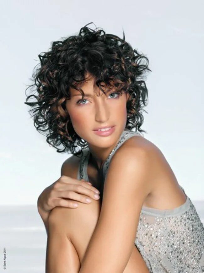 Прическа мокрый эффект на короткие Comment choisir la bonne couleur de cheveux ? Curly hair styles, Frizzy curly ha