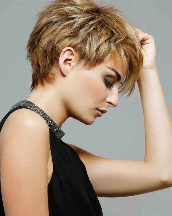 Прическа молодежная женская на короткие волосы Short haircuts and hairstyles for women in 2021 Messy short hair, Short hair wit