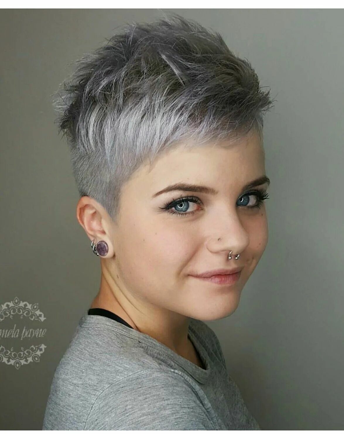 Прическа молодежная женская на короткие волосы Pin by Missy Willis on Short Hair, Don't Care Gray hair cuts, Short grey haircut